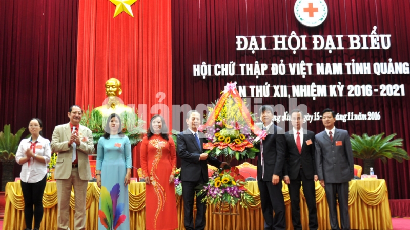 Đồng chí Đoàn Văn Thái, Phó Chủ tịch kiêm Tổng Thư ký T.Ư Hội CTĐ Việt Nam tặng hoa chúc mừng đại hội.