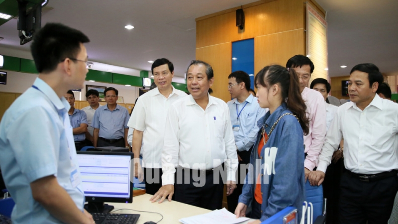 Phó Thủ tướng Chính phủ Trương Hòa Bình thăm Trung tâm Hành chính công của tỉnh.