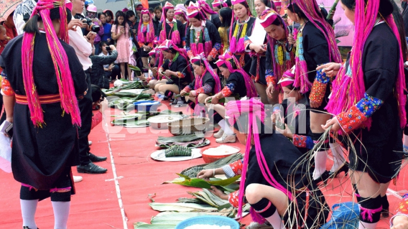 Thi gói bánh chưng dân tộc tại lễ hội Văn hóa, thể thao dân tộc Dao xã Hà Lâu lần thứ I-2018. Ảnh: Công Thành