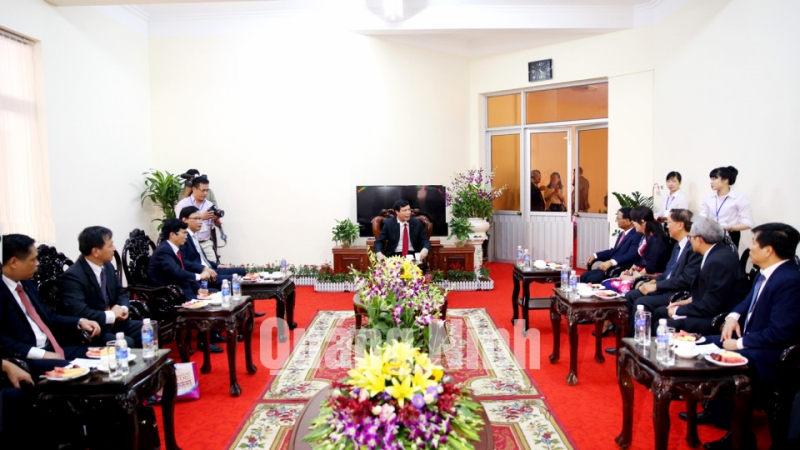 Đồng chí Nguyễn Đức Long, Phó Bí thư Tỉnh ủy, Chủ tịch UBND tỉnh tiếp xã giao các nhà đầu tư tham dự Hội nghị.