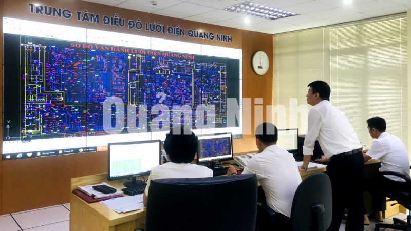 Cán bộ Công ty lực Quảng Ninh trực điều hành đảm bảo cung cấp điện cho các điểm thi (6-2019). Ảnh: Hoàng Nga