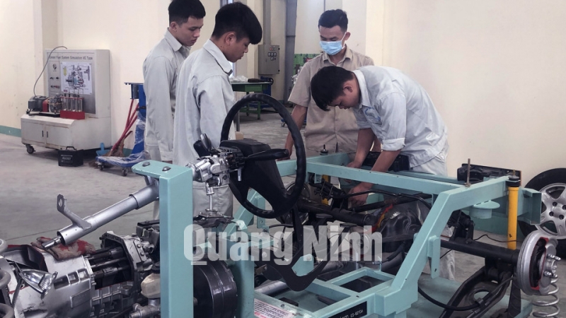 Sinh viên thực hành sửa chữa ô tô tại Trường Cao đẳng Công nghệ Việt- Hàn (9-2020). Ảnh: Thu Trang.