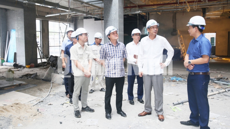 Bí thư Tỉnh ủy kiểm tra dự án Trung tâm Hành chính công tỉnh (7-2019). Ảnh: Đỗ Phương
