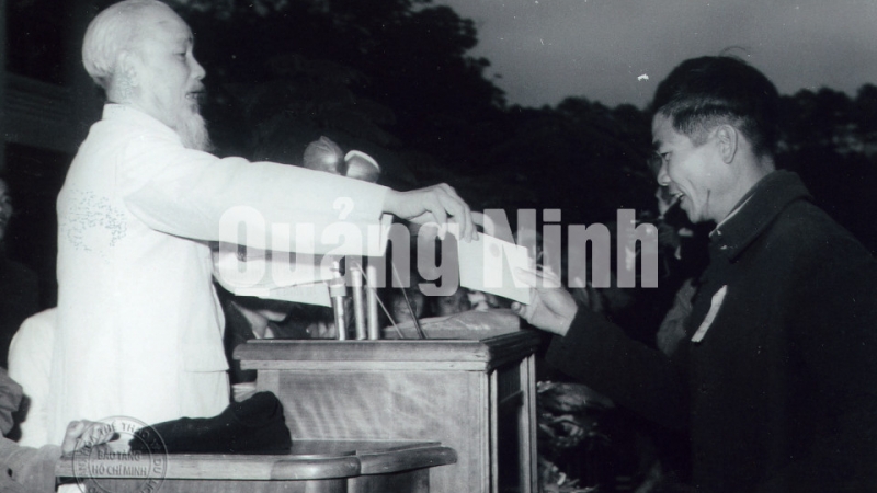Chủ tịch Hồ Chí Minh tặng thiệp chúc tết cho ông Vòong Tống Hôn, HTX Hùng Tiến, huyện Cẩm Phả vì thành tích trồng được 11.000 cây xanh lên tốt (2-2-1965).
