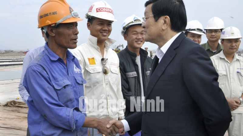 Đồng chí Trương Tấn Sang thăm dự án Cầu Bắc Luân II (TP Móng Cái)