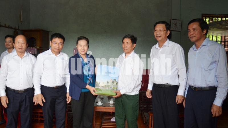 Chủ tịch Quốc hội Nguyễn Thị Kim Ngân thăm hỏi, tặng quà động viên hộ gia đình chính sách xã Đồng Sơn (8-2019). Ảnh: Nguyễn Thanh