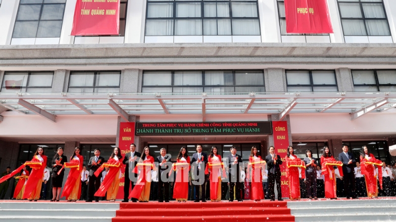 Các đồng chí lãnh đạo Bộ Nội vụ, tỉnh Quảng Ninh cắt băng khánh thành, đưa trụ sở mới Trung tâm Phục vụ Hành chính công tỉnh vào sử dụng (3-9-2019). Ảnh: Đỗ Phương