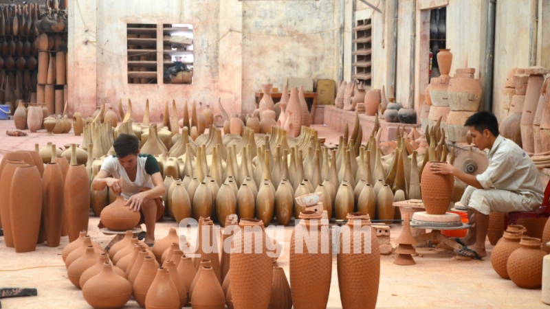 Sản xuất gốm sứ tại cơ sở sản xuất gốm sứ Thành Đồng (6-2018). Ảnh: Cao Quỳnh