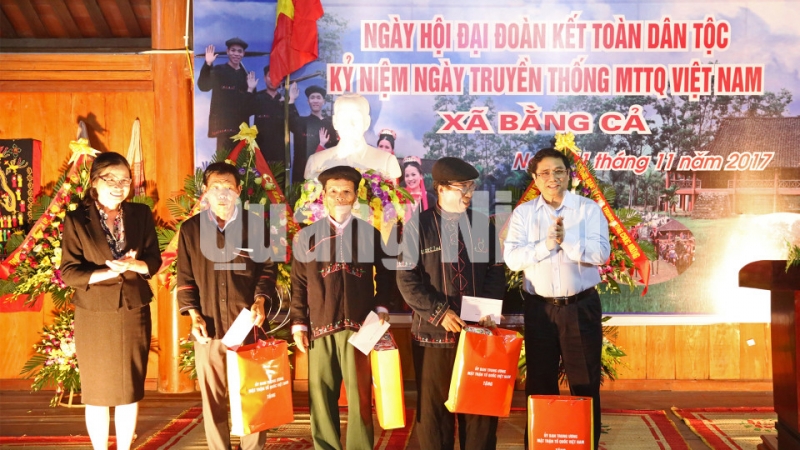 Đồng chí Phạm Minh Chính tặng quà cho các hộ dân tại xã Bằng Cả.