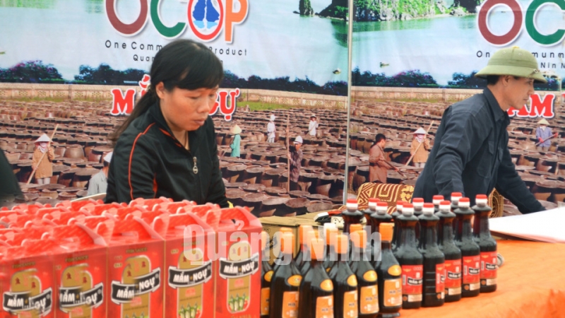 Sản phẩm nước mắm của Công ty được bày bán tại Hội chợ OCOP. Ảnh: Cao Quỳnh