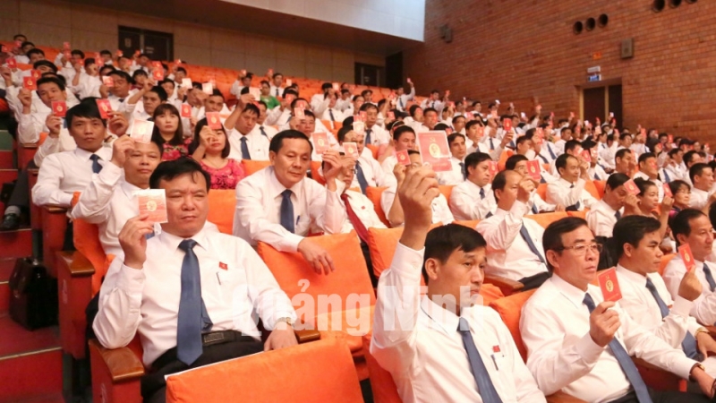 Các đại biểu biểu quyết số lượng bầu vào BCH Đảng bộ Than Quảng Ninh khóa IV