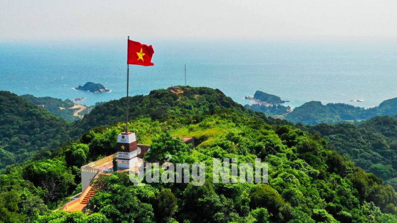 Cột cờ đảo Trần (10-2018). Ảnh: Hùng Sơn