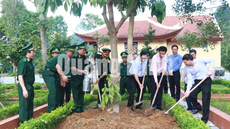 Các đại biểu trồng cây tại Đài tưởng niệm các anh hùng liệt sĩ Pò Hèn (7-2019). Ảnh: Mạnh Trường