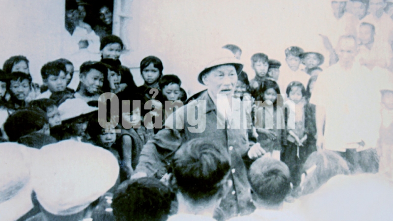 Chủ tịch Hồ Chí Minh chia kẹo cho thiếu nhi Ngọc Vừng trong chuyến thăm của Người dân tới đảo (13-11-1962).