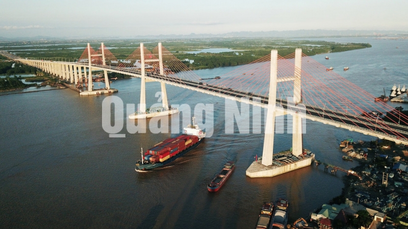 Cầu Bạch Đằng, đầu nối của cao tốc Hạ Long - Hải Phòng (9-2018). Ảnh: Đỗ Phương