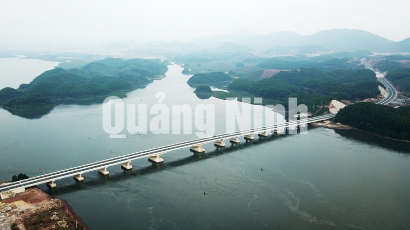 Cầu Cẩm Hải (cao tốc Hạ Long - Vân Đồn) nối TP Cẩm Phả với huyện Vân Đồn (12-2018). Ảnh: Đỗ Phương