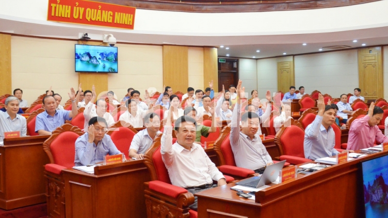 Ban Chấp hành Đảng bộ tỉnh biểu quyết thống nhất ban hành Nghị quyết về việc mở rộng địa giới hành chính, không gian phát triển của TP Hạ Long với huyện Hoành Bồ (10-2019). Ảnh: Nguyễn Thanh