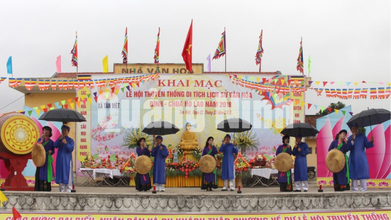 Tiết mục văn nghệ chào mừng lễ hội đình - chùa Hổ Lao (2-3-2018). Ảnh: Thu Trang (Trung tâm TT&VH Đông Triều)