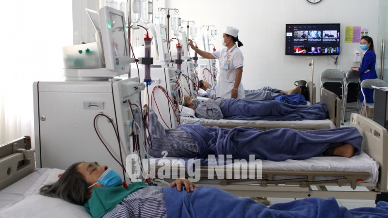 Các bệnh nhân lọc máu tại Đơn nguyên thận nhân tạo, Khoa hồi sức Trung tâm y tế thị xã Quảng Yên (2-2019). Ảnh: Phạm Tuyết (Trung tâm TT&VH Thị xã Quảng Yên)