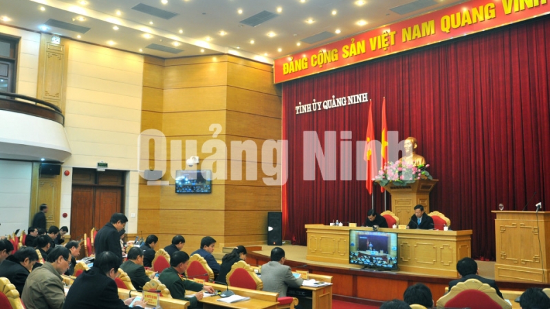 Đại biểu phát biểu tham gia ý kiến vào dự thảo Nghị quyết tại Hội nghị (1-2018). Ảnh: Nguyễn Thanh