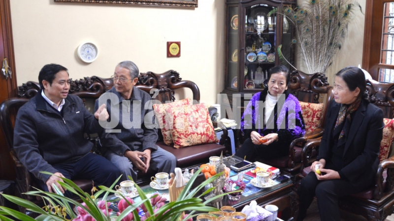 Các đồng chí lãnh đạo thăm, chúc Tết đồng chí Vũ Nguyên Nhiệm, nguyên Chủ tịch UBND tỉnh (2-2018). Ảnh: Nguyễn Thanh