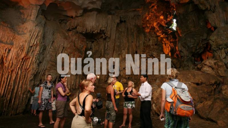 Hang Sửng Sốt - Một trong những hang động to và đẹp nhất Vịnh Hạ Long.