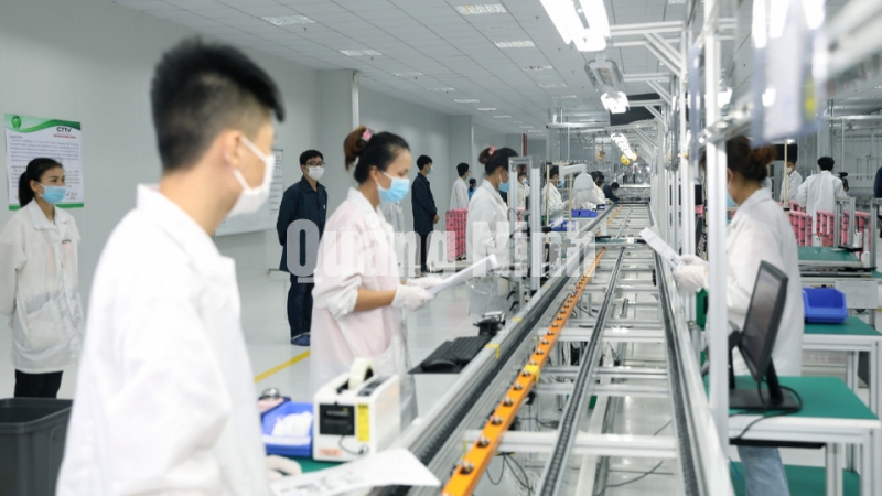 Dây chuyền sản xuất màn hình tinh thể lỏng của Tập đoàn Foxconn tại KCN Đông Mai (1-2021). Ảnh: Đỗ Phương