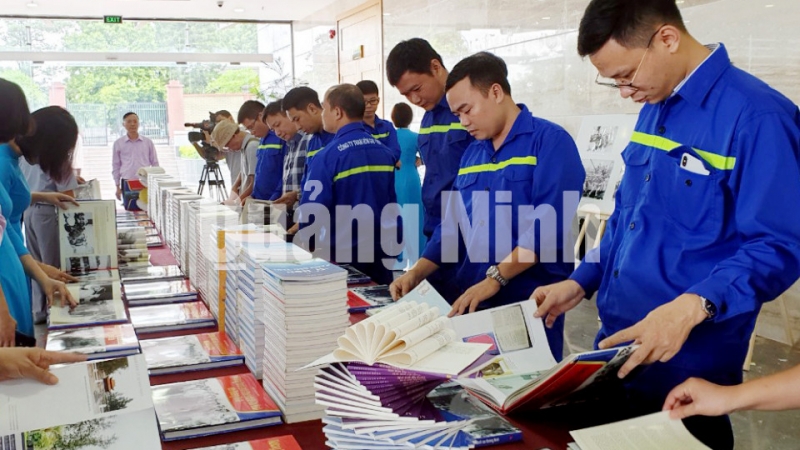 Lực lượng công nhân ngành than tìm hiểu tài liệu về Chủ tịch Hồ Chí Minh được trưng bày trong khuôn khổ lễ ra mắt sách (8-2019). Ảnh: Đỗ Phương