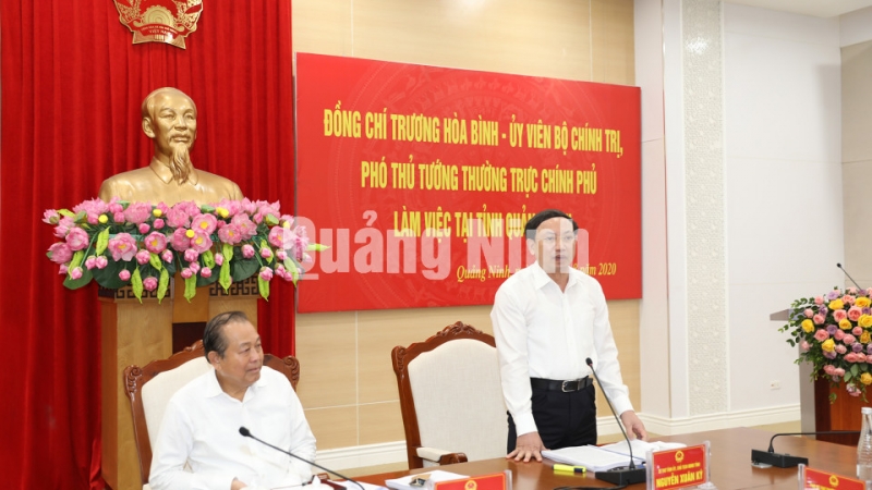 Đồng chí Nguyễn Xuân Ký, Bí thư Tỉnh ủy, Chủ tịch HĐND tỉnh, phát biểu tại cuộc làm việc (8-2020). Ảnh: Đỗ Phương