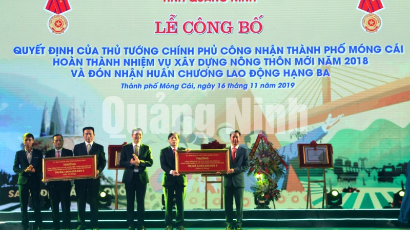 UBND tỉnh khen thưởng TP Móng Cái và UBND xã Hải Tiến vì có thành tích xuất sắc trong thực hiện chương trình xây dựng NTM (11-2019). Ảnh: Hữu Việt