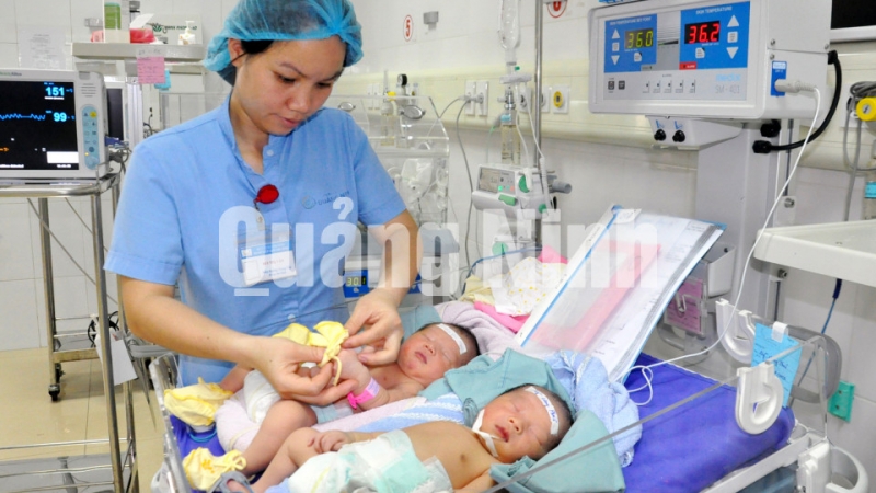 Các y tá ở Khoa Sơ sinh chăm sóc trẻ sơ sinh. Ảnh: Hoàng Quý