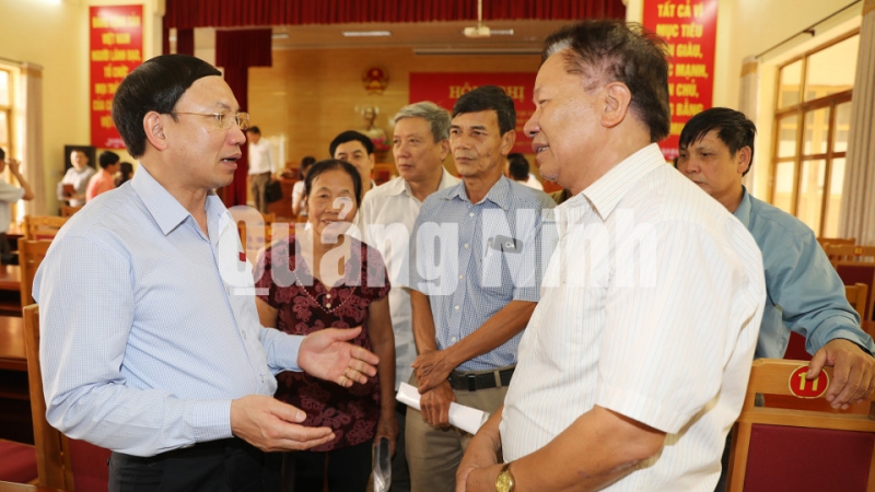 Bí thư Tỉnh ủy Nguyễn Xuân Ký trò chuyện với cử tri TP Hạ Long (6-2020). Ảnh: Đỗ Phương