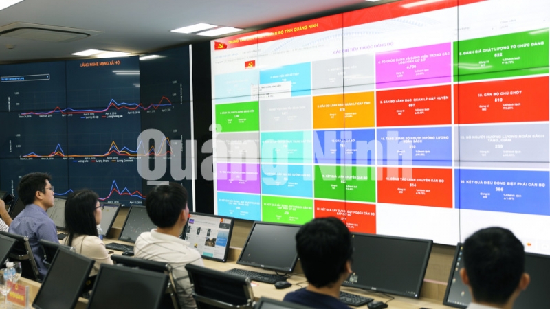 Khu vực điều khiển Trung tâm Điều hành thông minh tỉnh Quảng Ninh (7-2019). Ảnh: Đỗ Phương