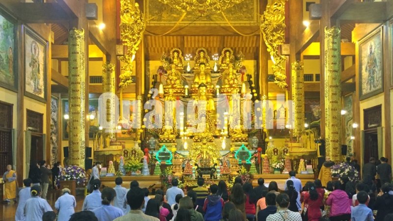 Du khách đến bái lễ chùa Ba Vàng đầu năm (2-2018). Ảnh: Vạn Thảo