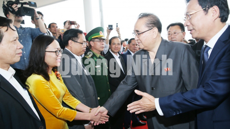Các đồng chí lãnh đạo tỉnh, các sở, ngành nồng nhiệt chào đón đoàn lãnh đạo cấp cao Đảng Lao động Triều Tiên tới Hạ Long (27-2-2019). Ảnh: Đỗ Phương