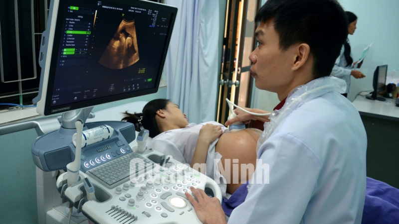Siêu âm cho sản phụ bằng hệ thống siêu âm 5D tại Trung tâm Y tế huyện Hải Hà (5-2019). Ảnh: Nguyễn Hoa
