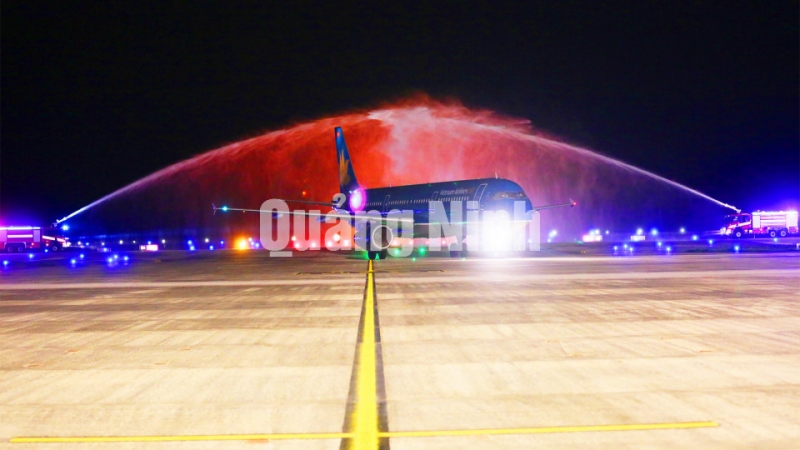 1h45’, ngày 6/6, chuyến bay đầu tiên kết nối Hàn Quốc với Quảng Ninh đã hạ cánh tại Cảng hàng không quốc tế Vân Đồn (6-6-2019). Ảnh Đỗ Phương