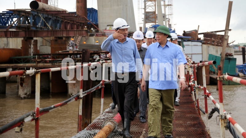 Phó Thủ tướng Chính phủ Vương Đình Huệ cùng lãnh đạo tỉnh kiểm tra tiến độ thi công cầu Bạch Đằng.