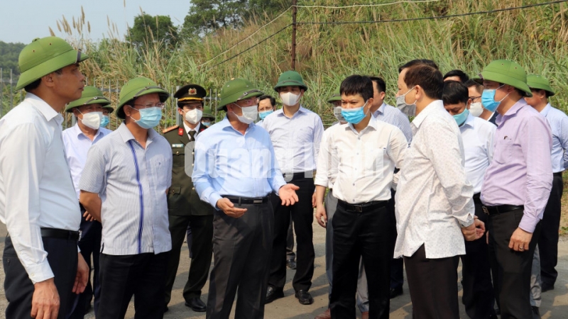 Bí thư Tỉnh ủy Nguyễn Xuân Ký kiểm tra bãi thải của Công ty Cổ phẩn Than Núi Béo (3-2021). Ảnh: Trúc Linh