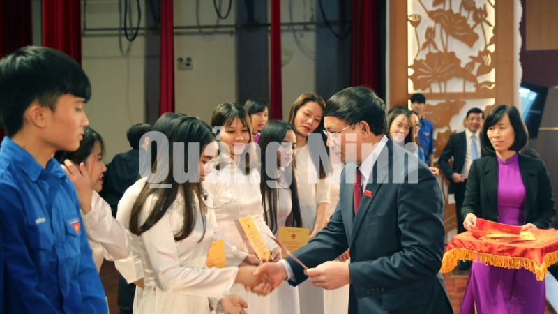 Bí thư Tỉnh ủy Nguyễn Xuân Ký trao giấy chứng nhận cho các học sinh, sinh viên tiêu biểu tham gia kỳ họp (12-2019). Ảnh: Hồng Nhung