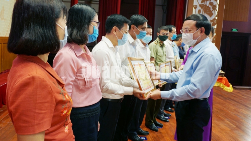 Bí thư Tỉnh ủy Nguyễn Xuân Ký tặng bằng khen của UBND tỉnh cho các tập thể có thành tích xuất sắc trong triển khai Chỉ thị số 48 (9-2020). Ảnh: Nguyễn Thanh