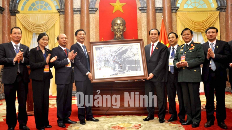 Đoàn Đại biểu tỉnh Quảng Ninh và hai đơn vị ngành Than tặng Chủ tịch nước Trần Đại Quang bức ảnh Bác Hồ về thăm mỏ Đèo Nai năm 1959.