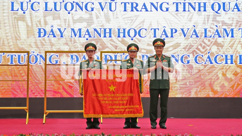 Đảng ủy - Bộ Tư lệnh Quân khu 3 tặng LLVT tỉnh Quảng Ninh bức trướng mang dòng chữ: 
