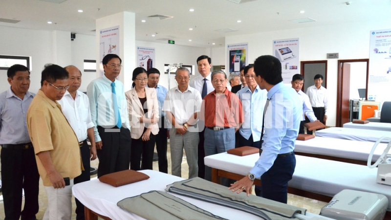 Các đại biểu tham quan các phòng chức năng trong Nhà điều dưỡng cán bộ tỉnh (9-2018). Ảnh: Nguyễn Thanh