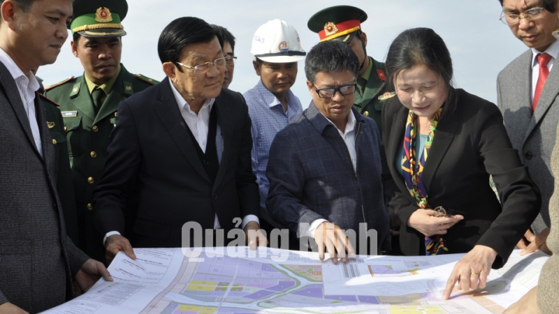 Phó Bí thư Thường trực Tỉnh ủy Đỗ Thị Hoàng giới thiệu tiến độ dự án Cầu Bắc Luân II với đồng chí Trương Tấn Sang