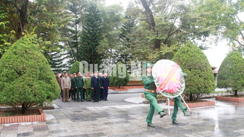 Chủ tịch UBND tỉnh Nguyễn Tường Văn cùng đoàn công tác dâng hương, dâng hoa tại Đài tưởng niệm các anh hùng liệt sỹ Pò Hèn (12-2020). Ảnh: Mạnh Trường