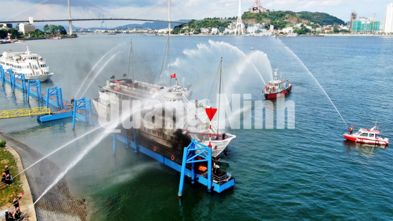 Cảng tàu khách quốc tế Hạ Long phối hợp cùng Cảnh sát PCCC&CNCH tỉnh tổ chức diễn tập PCCC tại khu vực cảng (8-2019). Ảnh: Đỗ Phương