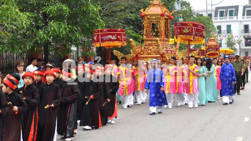 Nghi lễ rước Đức ông Trần Quốc Nghiễn rực rỡ màu sắc trên tuyến phố của TP Hạ Long (4-2018). Ảnh: Phan Hằng