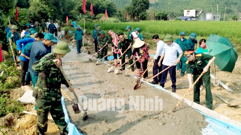 Ban CHQS huyện Đầm Hà phối hợp với Ban CHQS TP Uông Bí tổ chức khởi công xây dựng tuyến đường NTM tại bản Tài Sáy, xã Quảng Lâm (huyện Đầm Hà). Ảnh: Phạm Hà (Bộ CHQS tỉnh)