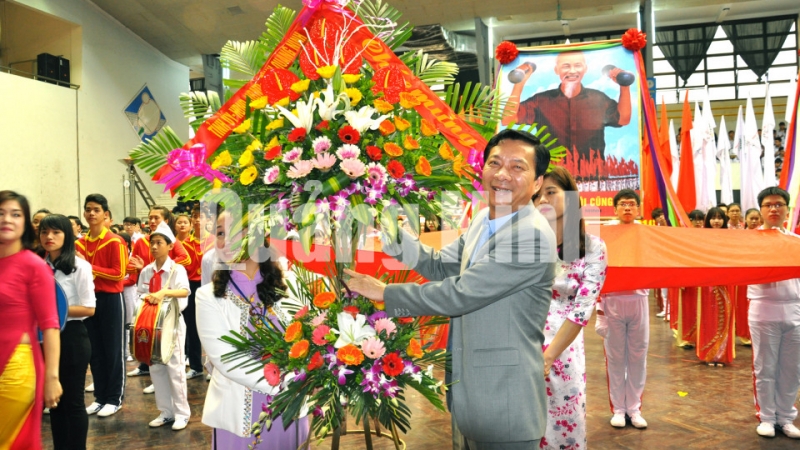 Đồng chí Nguyễn Văn Đọc, Bí thư Tỉnh ủy, Chủ tịch HĐND tỉnh tặng hoa chúc mừng BTC.